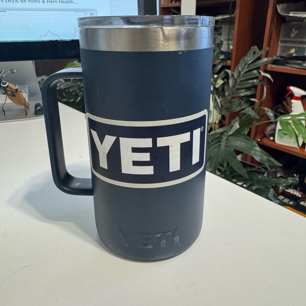 YETI blue Insulated Mug

Yeti 24oz handle with mag lid